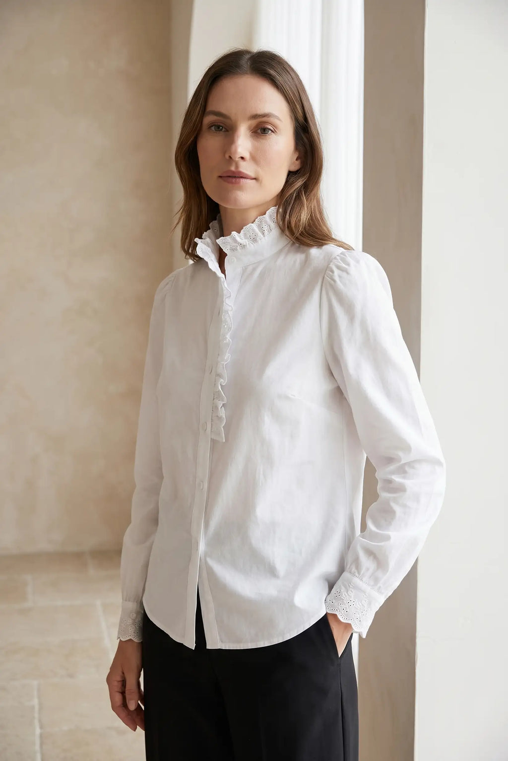 Camisa Blanca Mujer Sevilla – Elegancia Clásica con un Toque Romántico