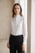 Camisa Blanca Mujer Sevilla – Elegancia Clásica con un Toque Romántico