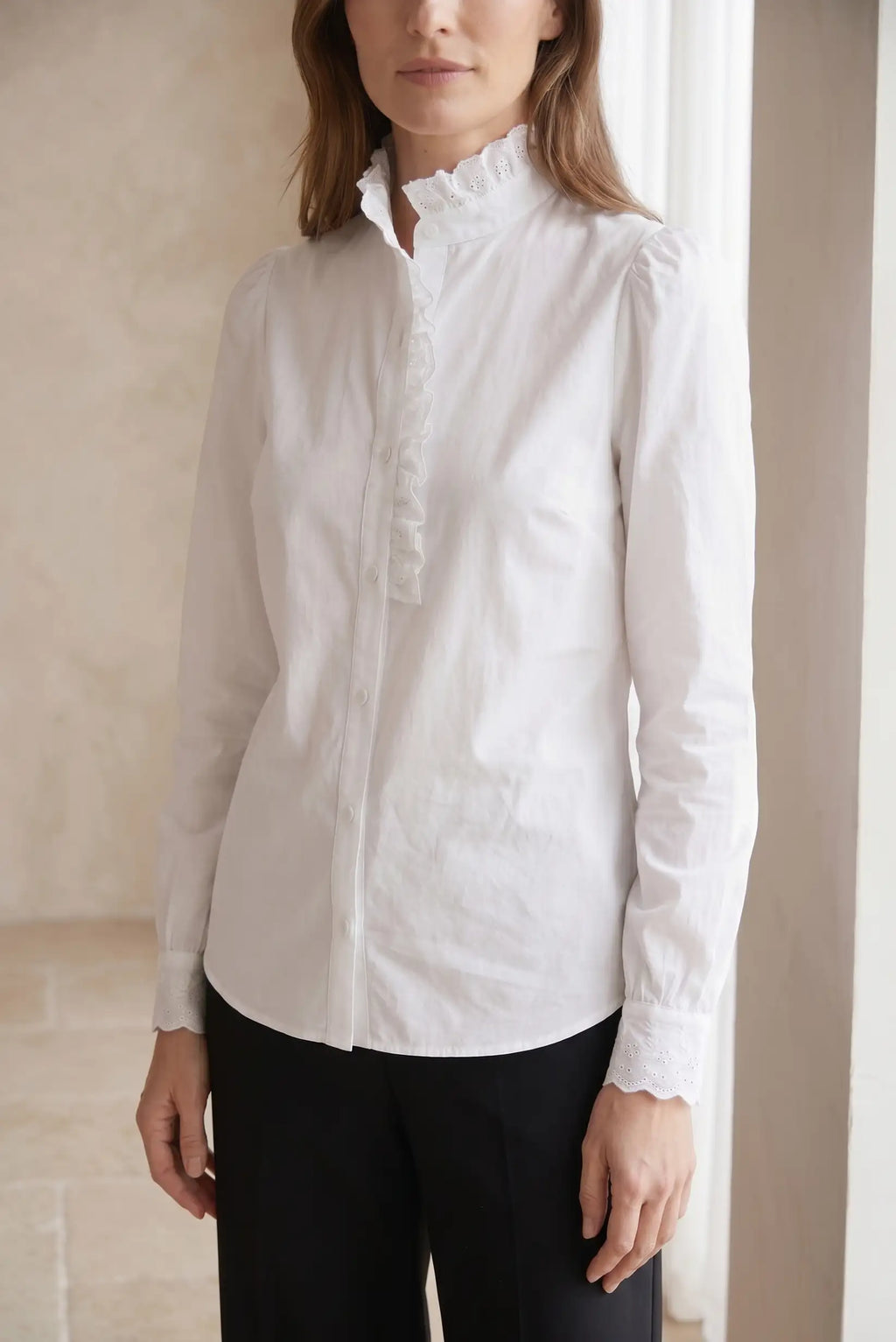 Camisa Blanca Mujer Sevilla – Elegancia Clásica con un Toque Romántico