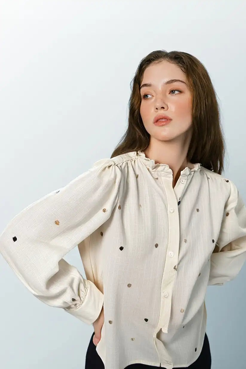 Camisa Mujer Beige Manga Larga con Bordados de Corazones Marrones