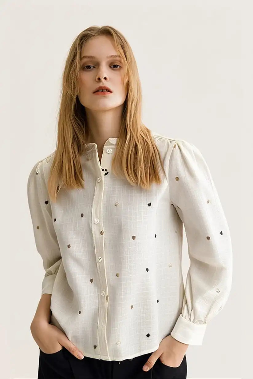Camisa Mujer Beige Manga Larga con Bordados de Corazones Marrones