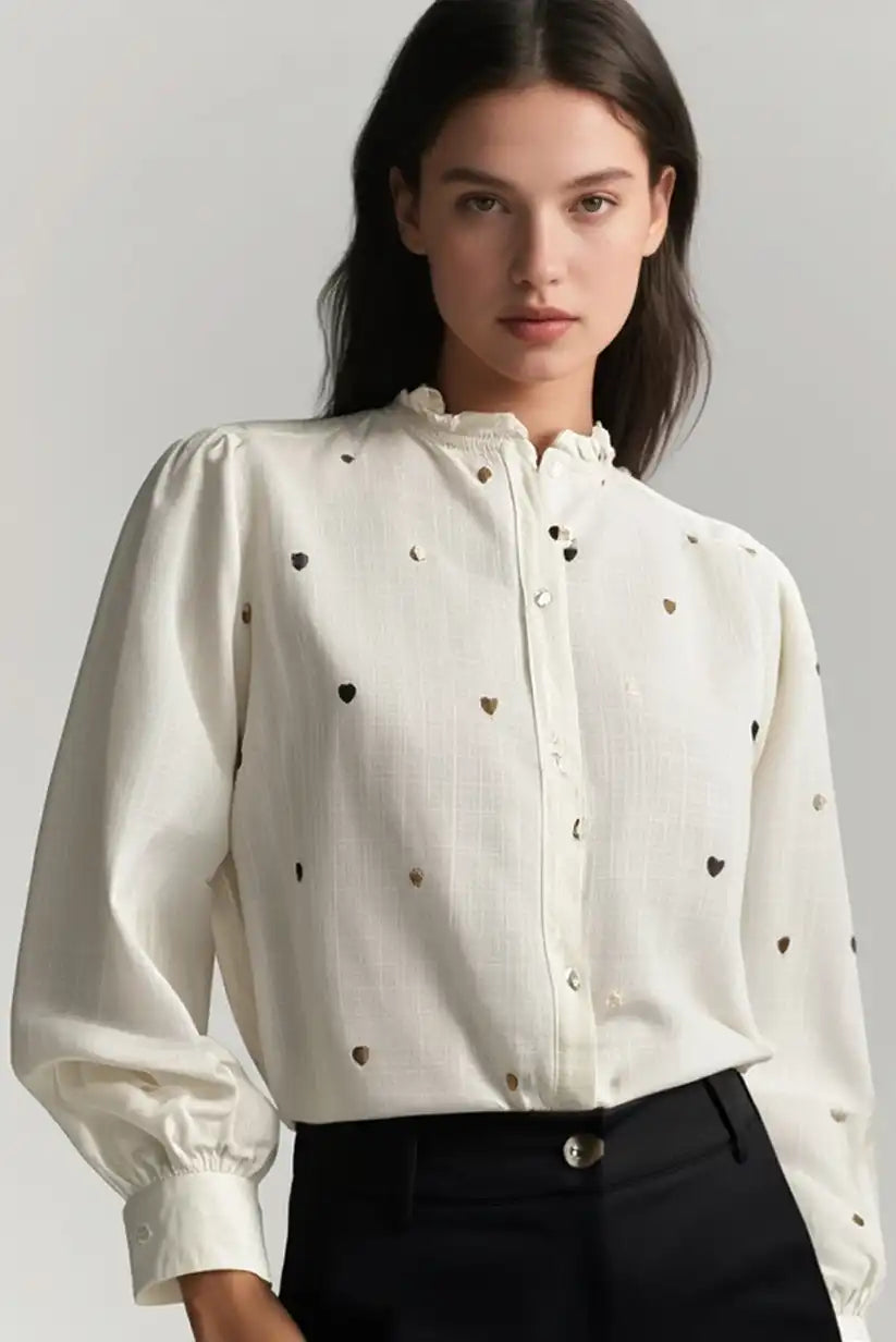 Camisa Mujer Beige Manga Larga con Bordados de Corazones Marrones