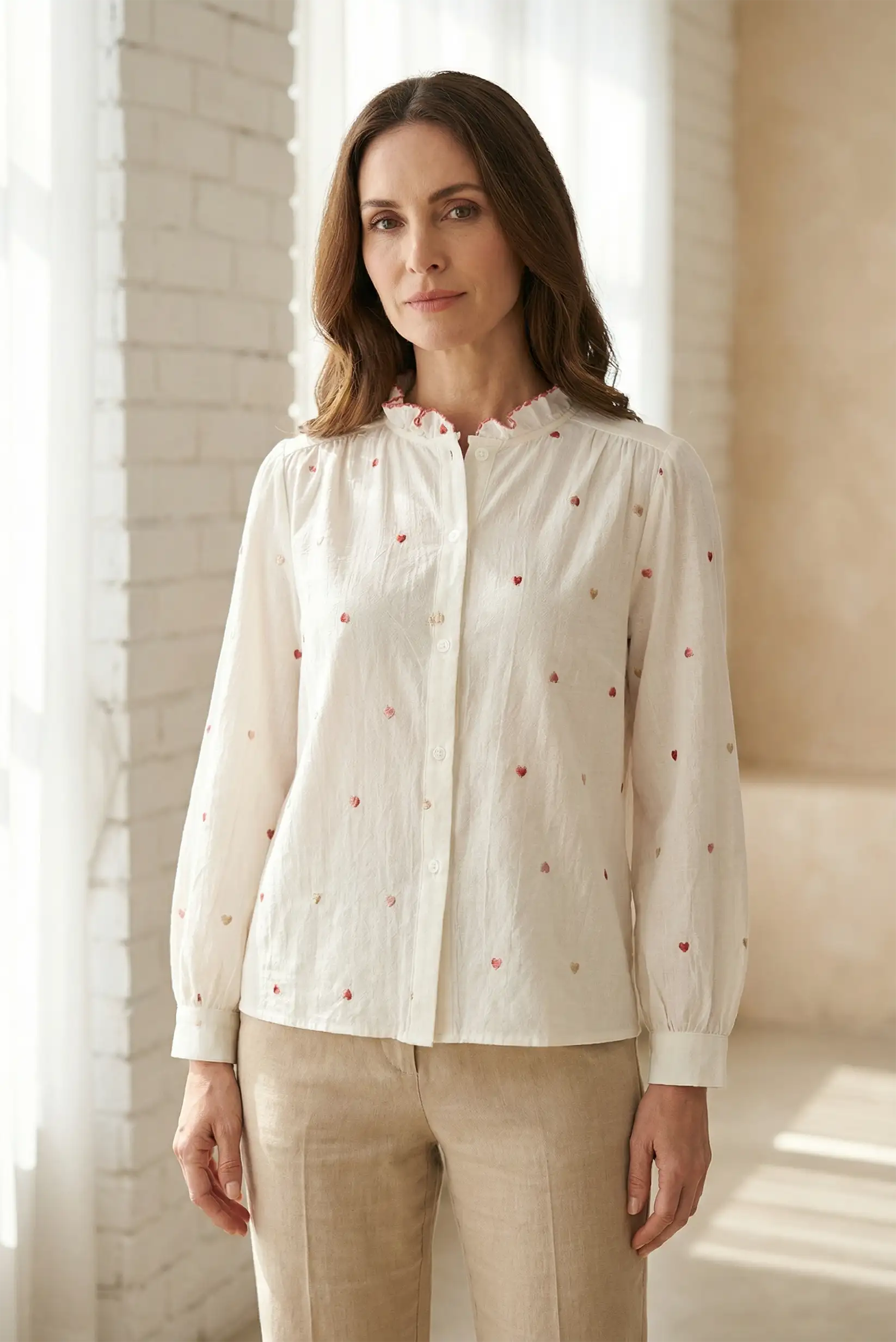 Camisa blanca de algodón vaporoso con corazones bordados rojizos