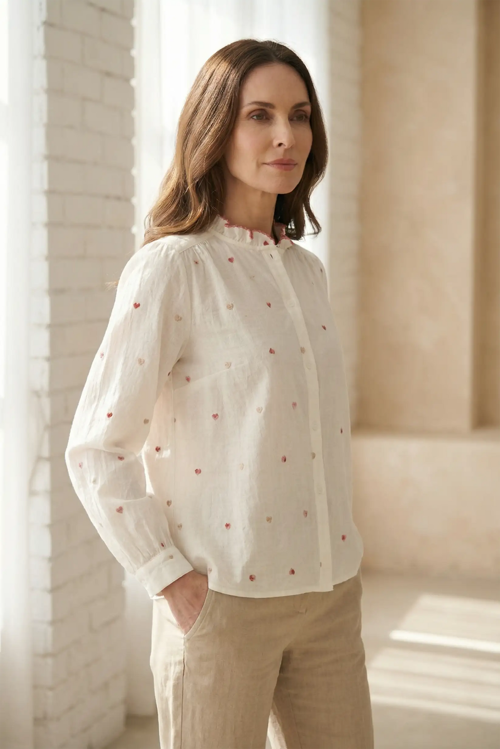 Camisa blanca de algodón vaporoso con corazones bordados rojizos