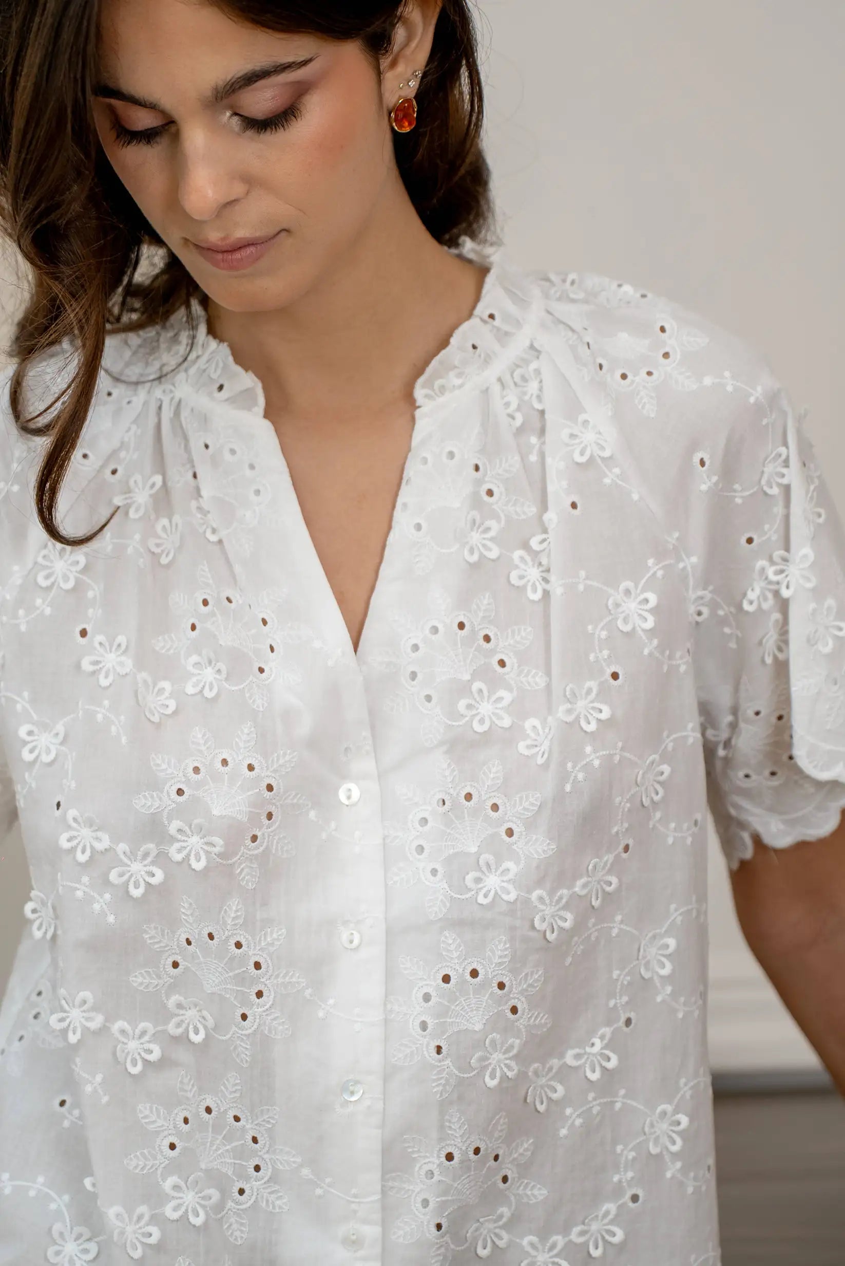 Camisa mujer manga corta blanca bordados florales primavera
