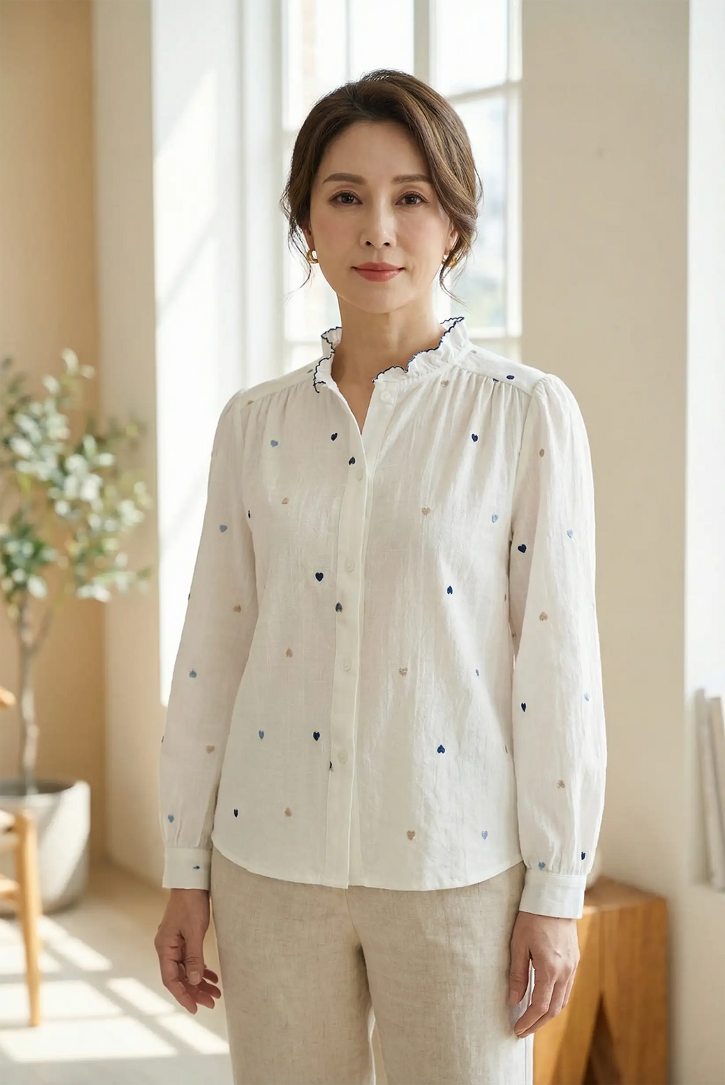 Camisa blanca de algodón con corazones bordados azules y beige