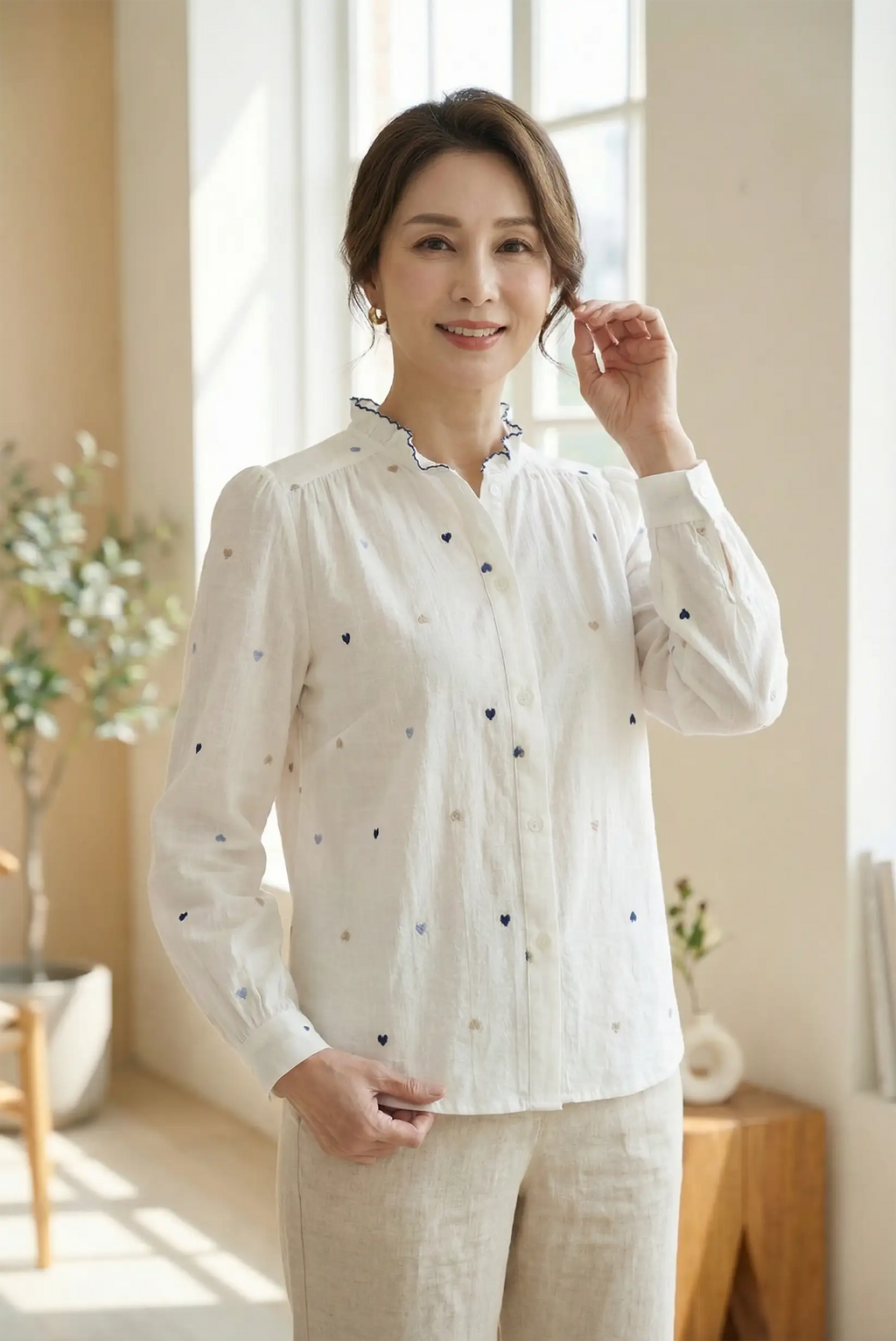 Camisa blanca de algodón con corazones bordados azules y beige