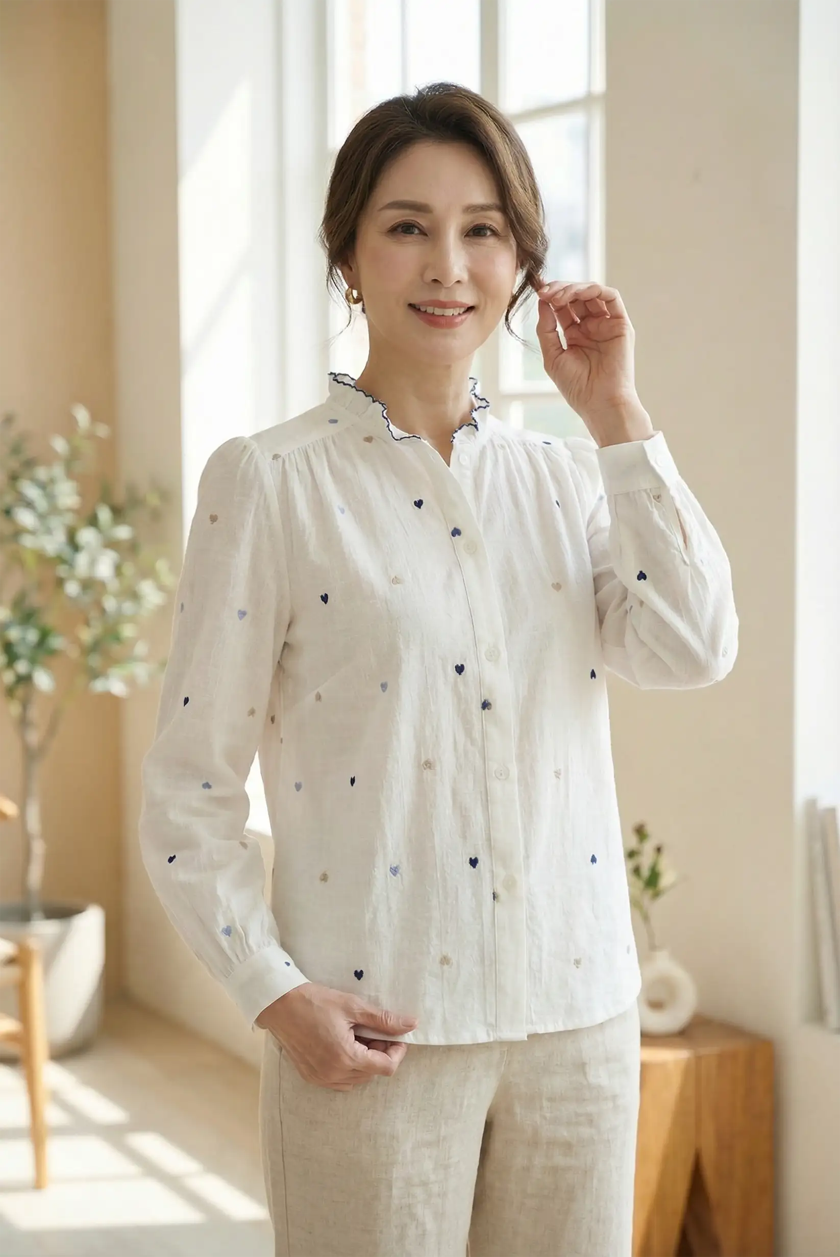 Camisa blanca de algodón con corazones bordados azules y beige