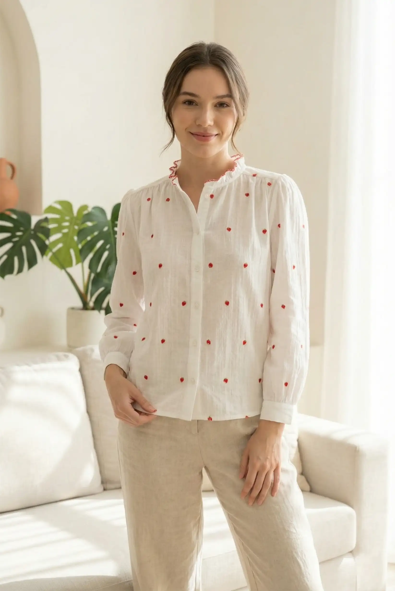 Camisa blanca algodón con corazones rojos bordados y volante