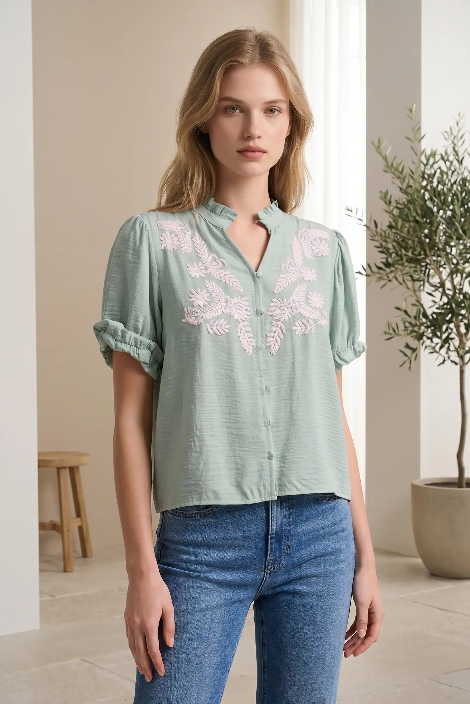 Camisa manga corta verde agua marina con bordados florales blancos