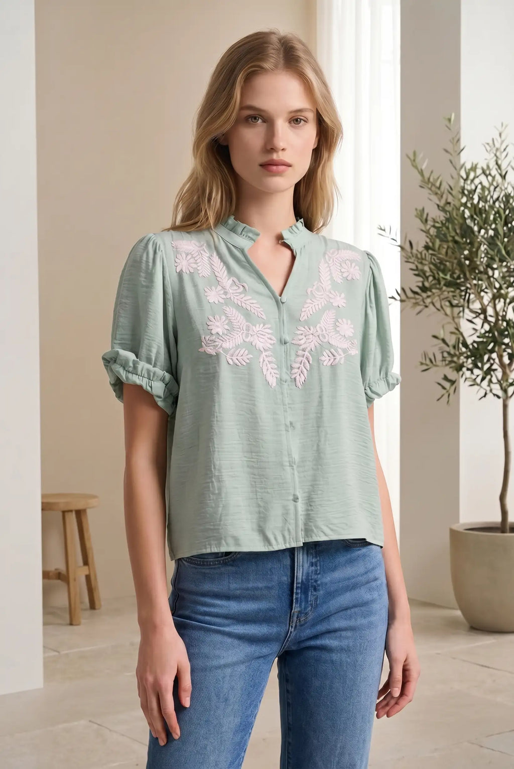 Camisa manga corta verde agua marina con bordados florales blancos