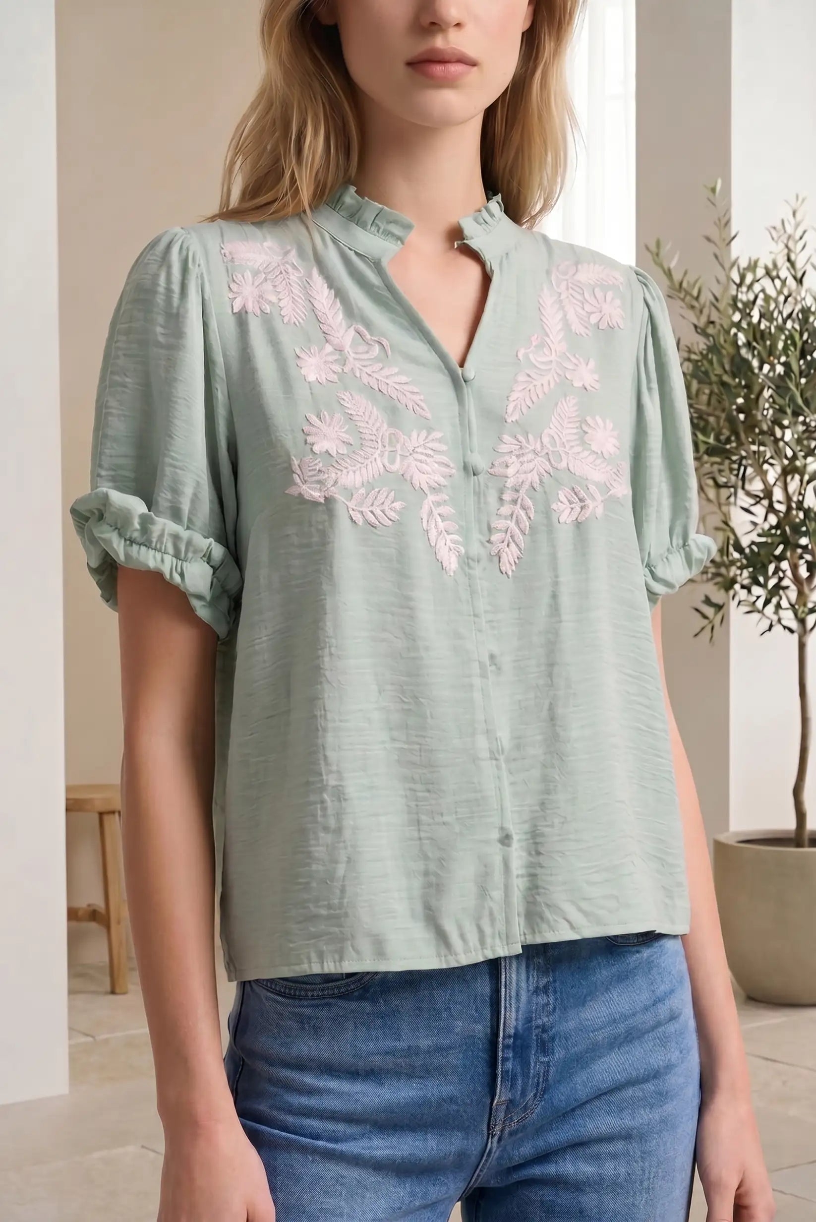 Camisa manga corta verde agua marina con bordados florales blancos