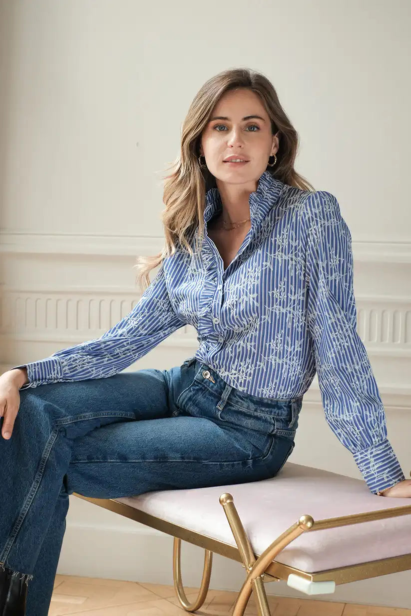 Camisa Azul de Rayas con Bordados Florales Mujer Elegante Casual