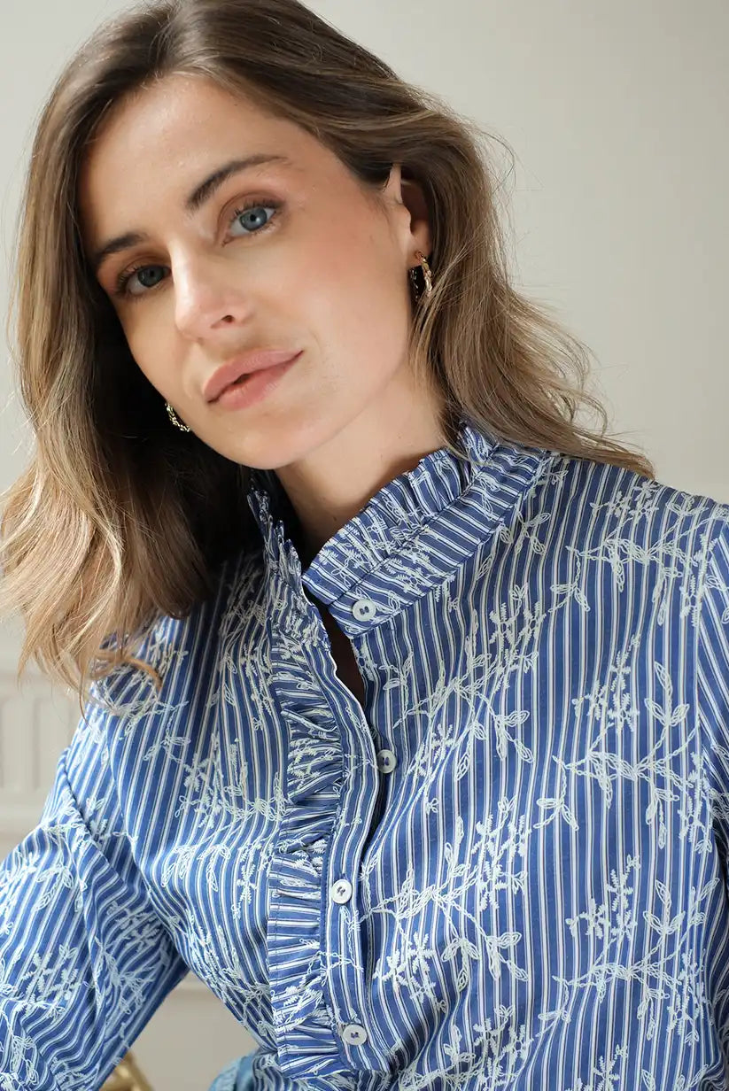 Camisa Azul de Rayas con Bordados Florales Mujer Elegante Casual
