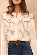 Camisa Beige Mujer con Bordados Florales y Cuello Babero Algodón