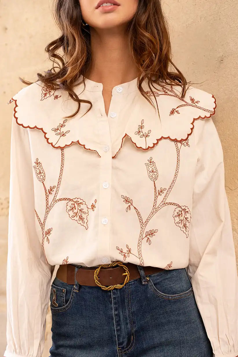 Camisa Beige Mujer con Bordados Florales y Cuello Babero Algodón