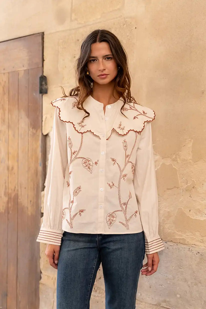 Camisa Beige Mujer con Bordados Florales y Cuello Babero Algodón