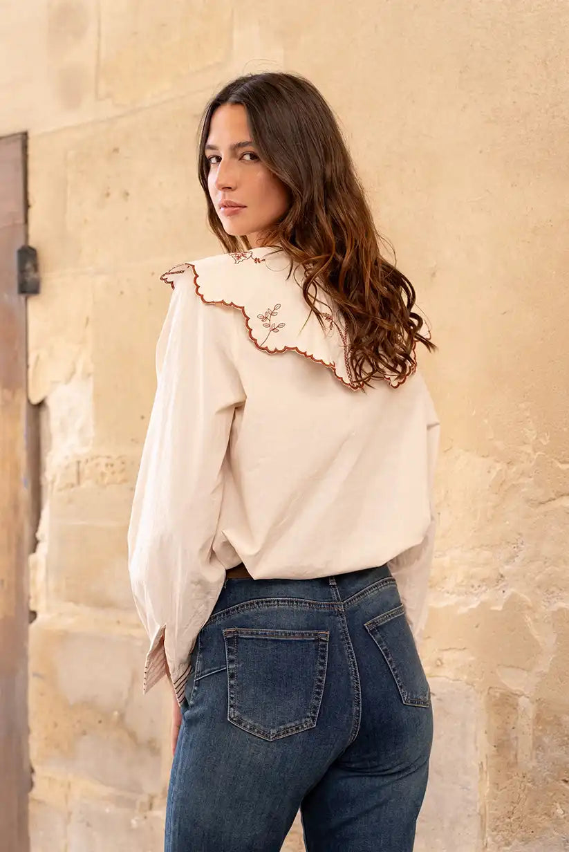 Camisa Beige Mujer con Bordados Florales y Cuello Babero Algodón