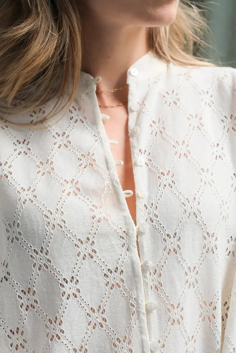 Camisa Blanca Mujer Bordada con Lazos Elegante y Femenina