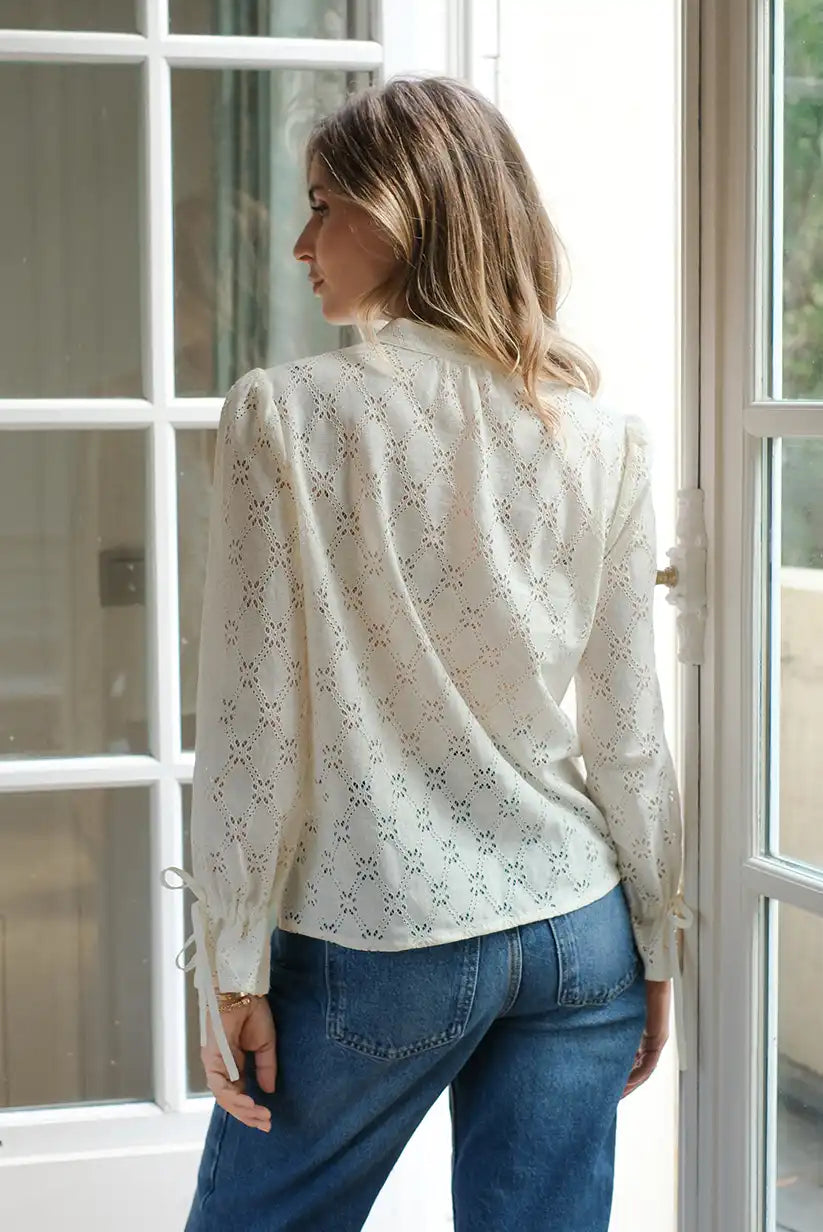 Camisa Blanca Mujer Bordada con Lazos Elegante y Femenina