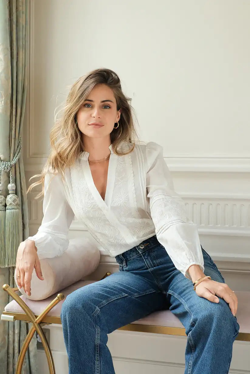 Camisa blanca mujer con bordados florales y escote pico algodón