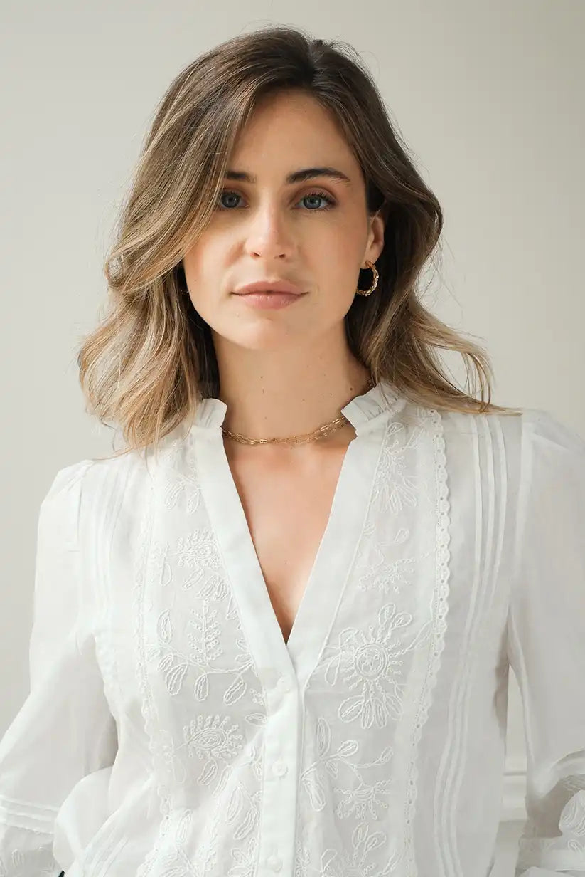 Camisa blanca mujer con bordados florales y escote pico algodón