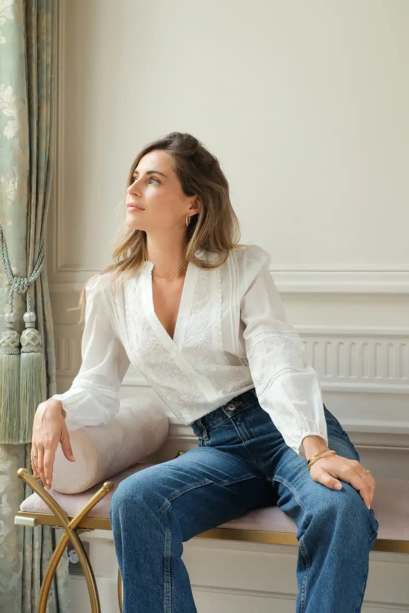 Camisa blanca mujer con bordados florales y escote pico algodón