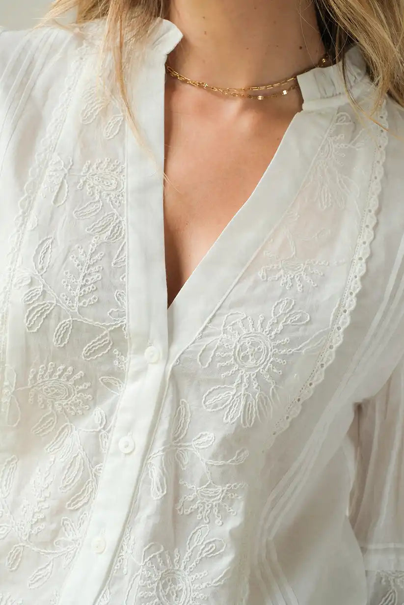 Camisa blanca mujer con bordados florales y escote pico algodón