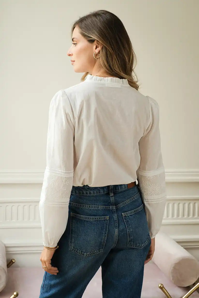 Camisa blanca mujer con bordados florales y escote pico algodón