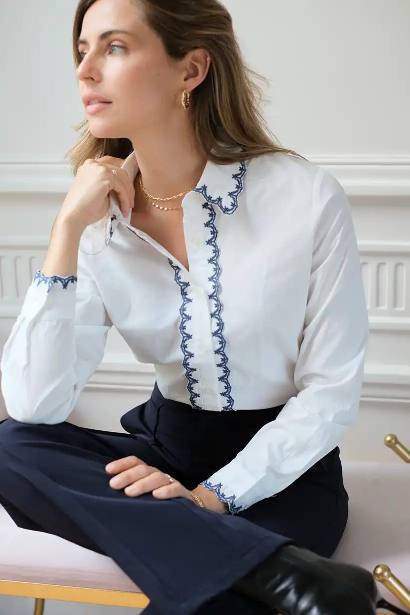 Camisa blanca mujer con bordados azul marino elegante de algodón