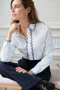Camisa blanca mujer con bordados azul marino elegante de algodón