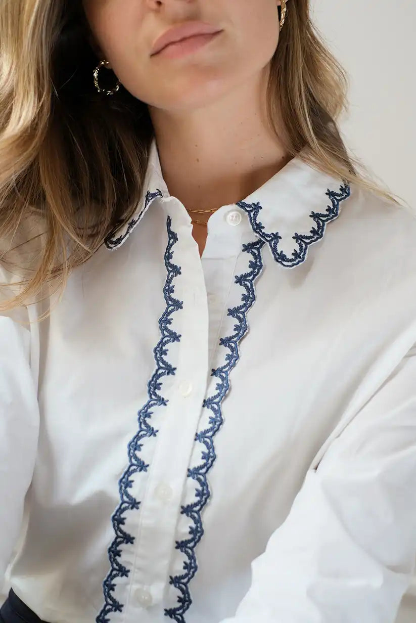 Camisa blanca mujer con bordados azul marino elegante de algodón