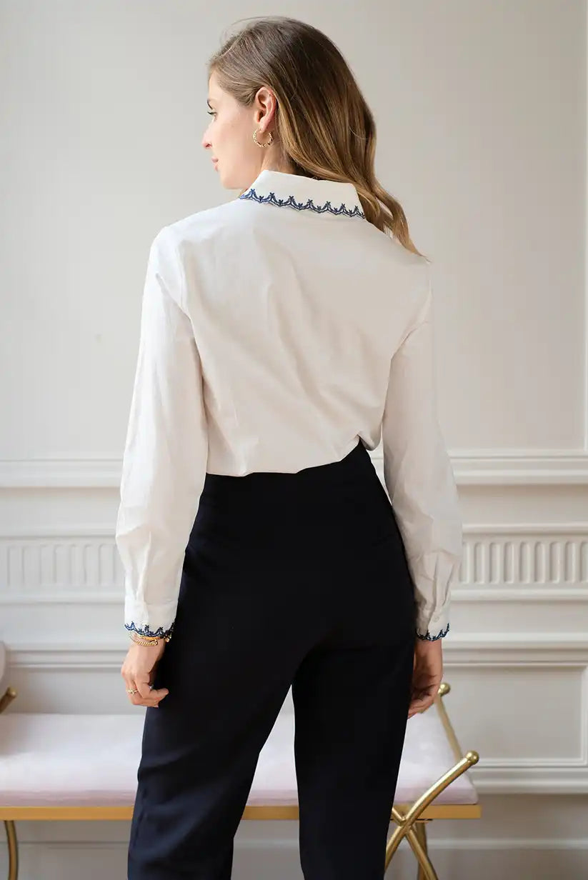 Camisa blanca mujer con bordados azul marino elegante de algodón