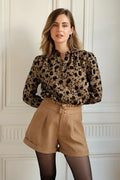 Camisa Camel Mujer con Bordado Floral Negro Elegante y Versátil