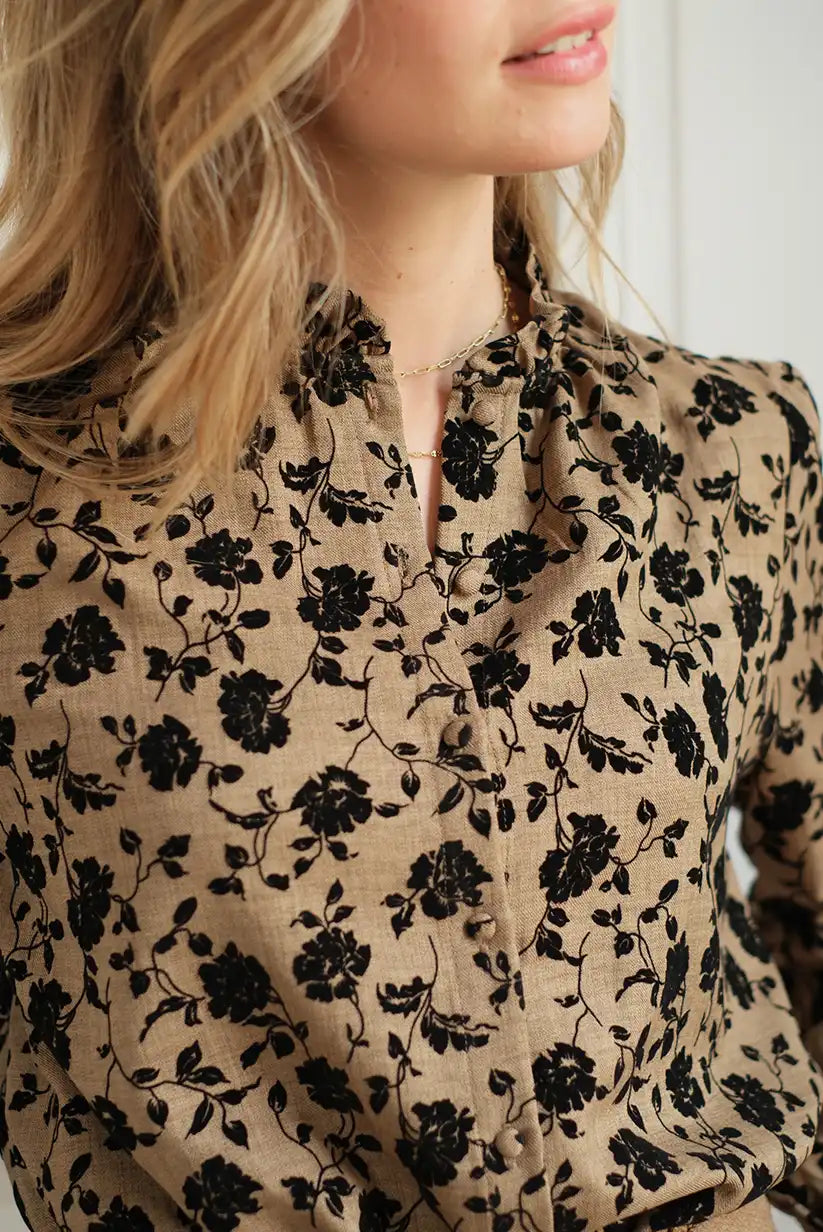 Camisa Camel Mujer con Bordado Floral Negro Elegante y Versátil