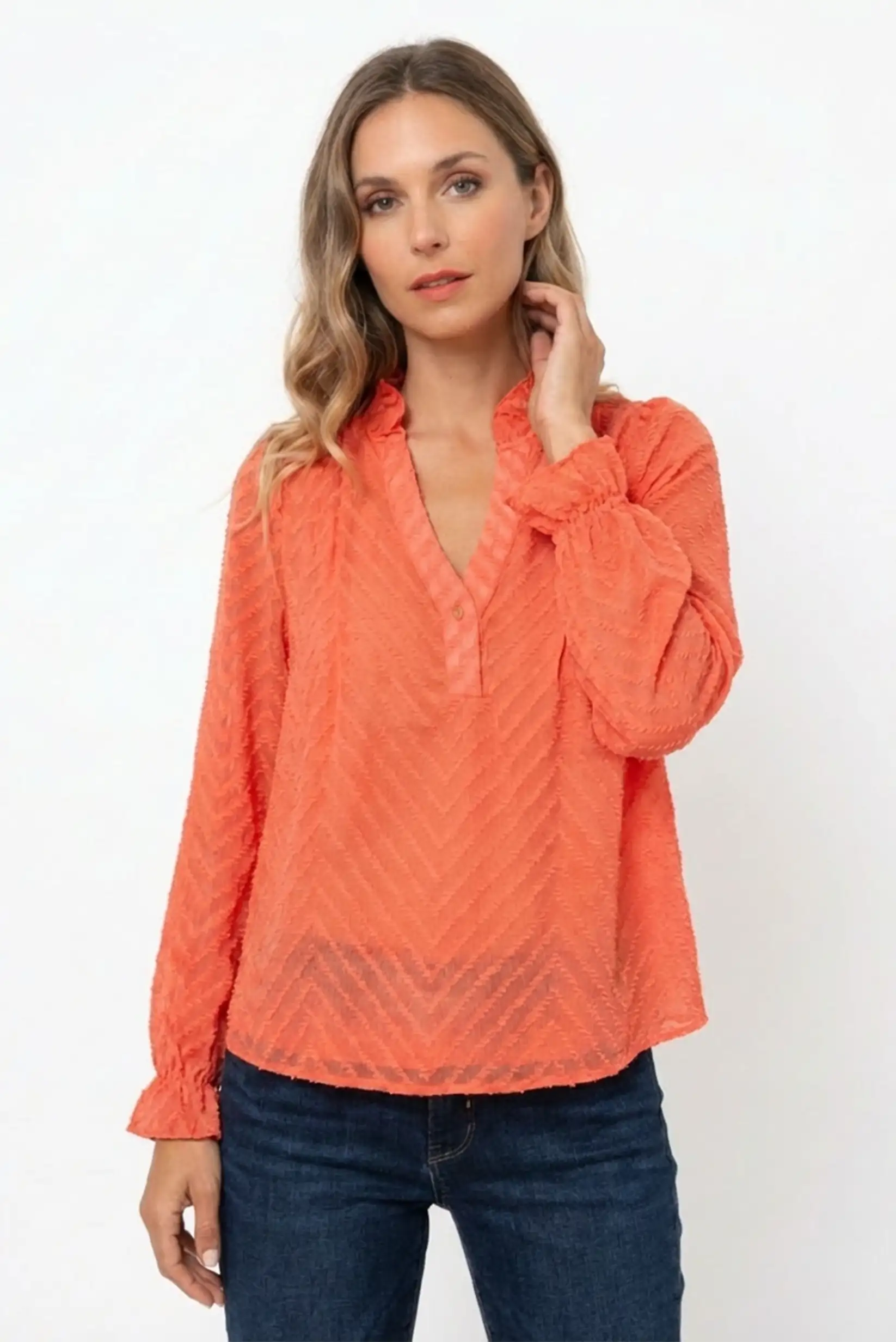 Camisa coral texturizada cuello mao y manga larga mujer