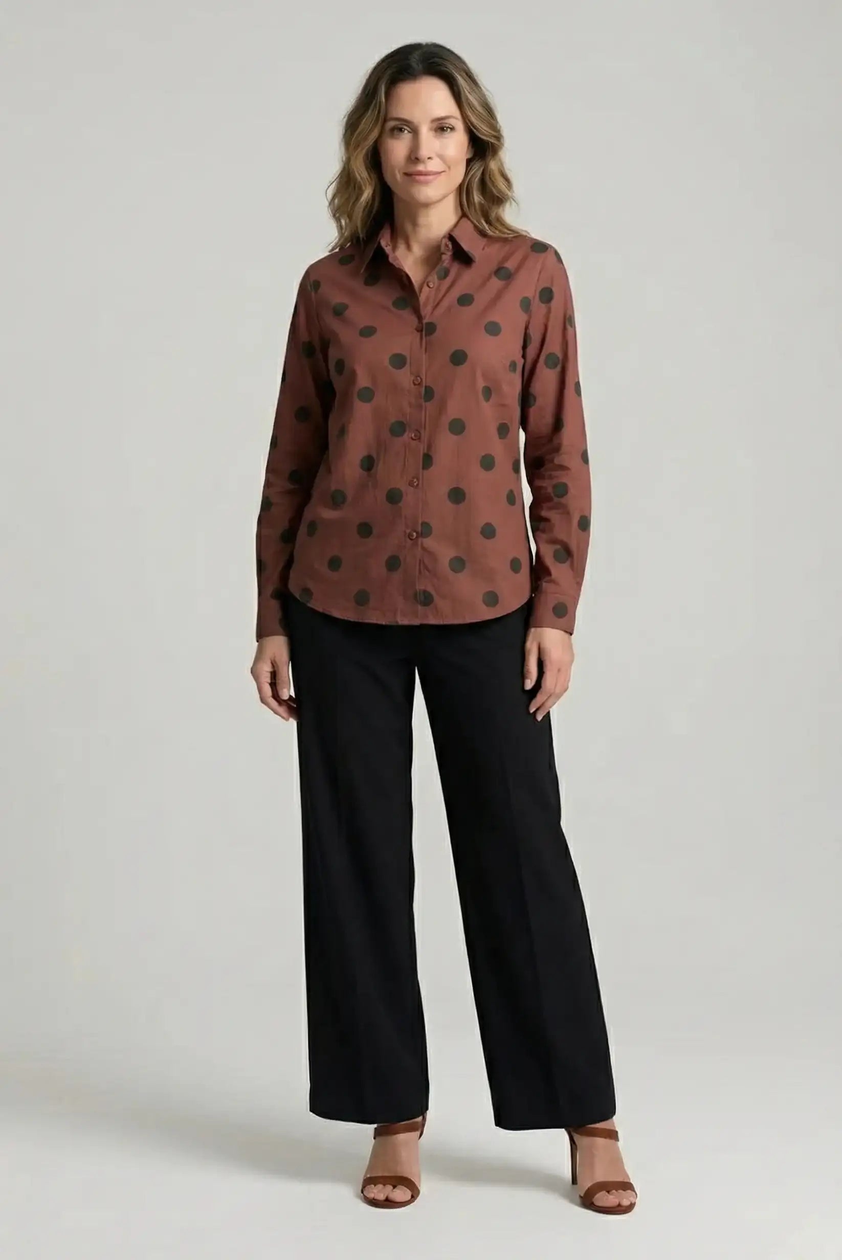 Camisa mujer marrón chocolate con lunares negros manga larga elegante