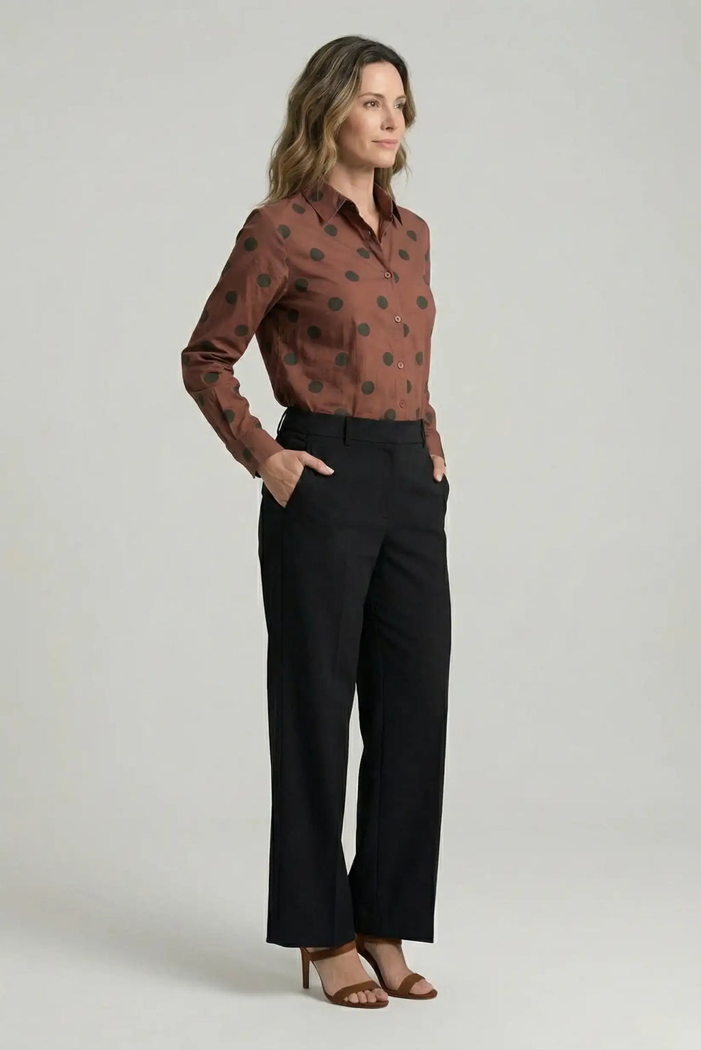 Camisa mujer marrón chocolate con lunares negros manga larga elegante