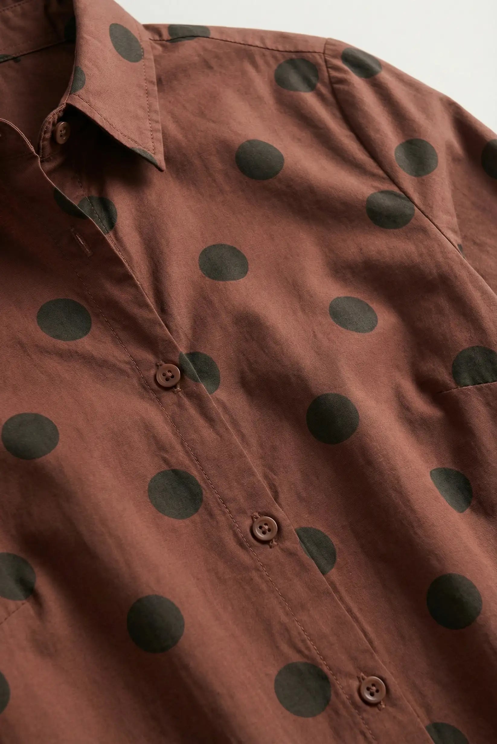 Camisa mujer marrón chocolate con lunares negros manga larga elegante