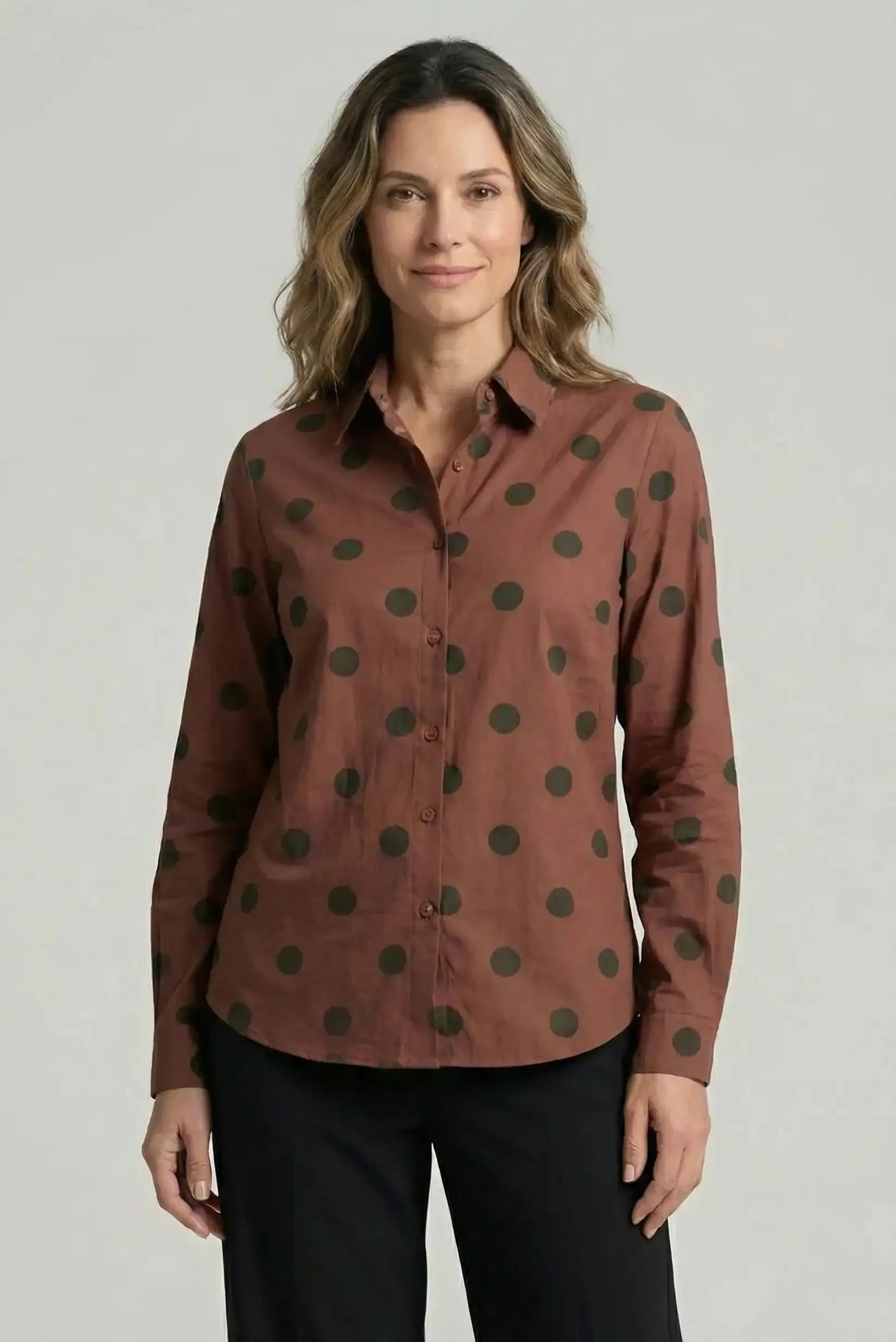 Camisa mujer marrón chocolate con lunares negros manga larga elegante