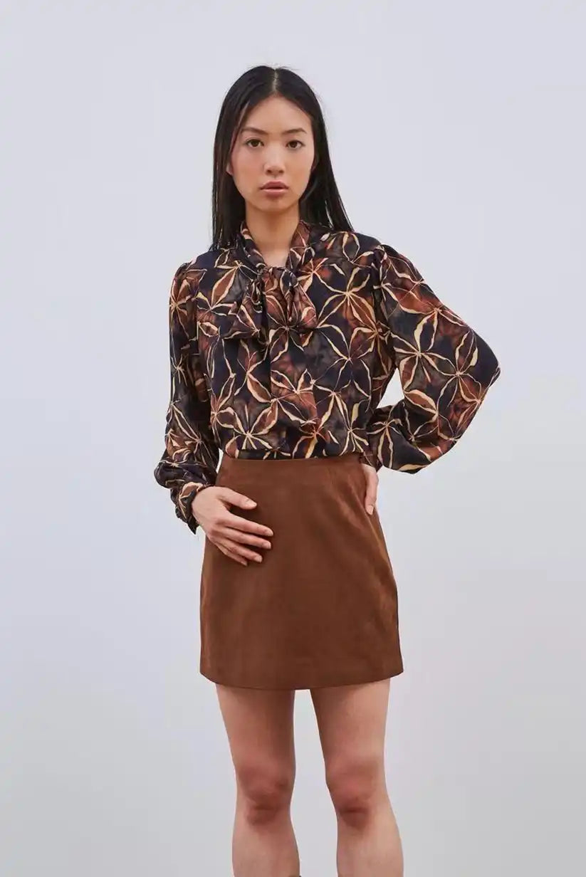 Blusa estampada de mujer con lazo al cuello