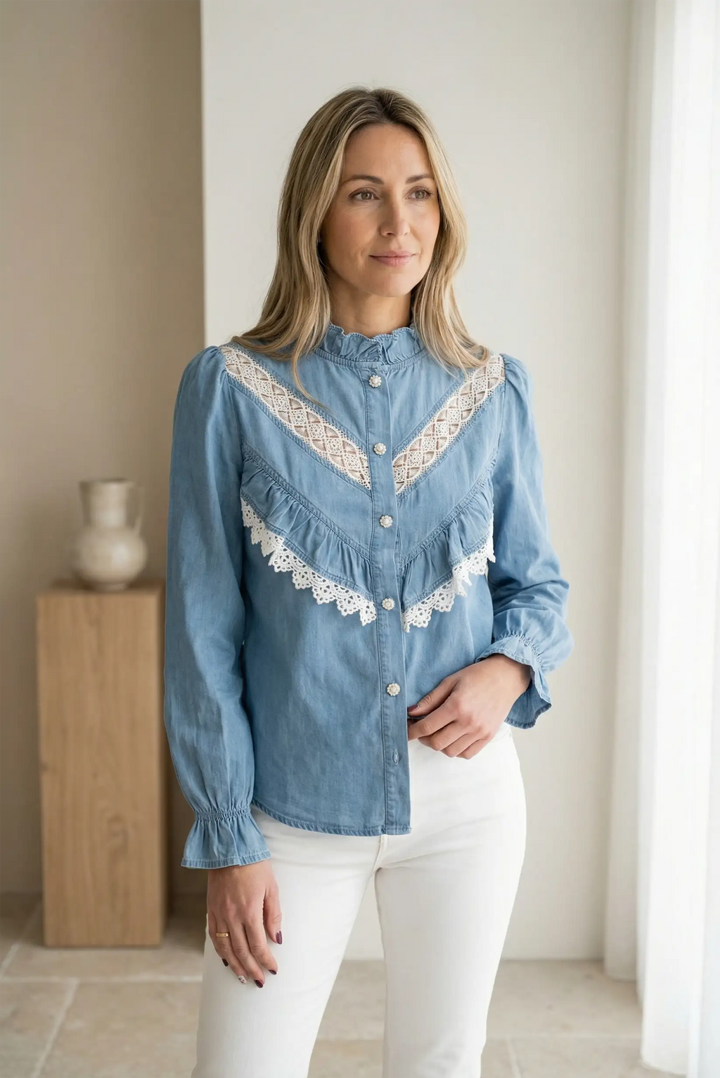 Camisa vaquera azul claro con volantes y bordados blancos románticos