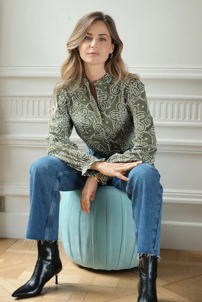 Camisa Verde Mujer con Bordados Florales y Cuello Mao Elegante