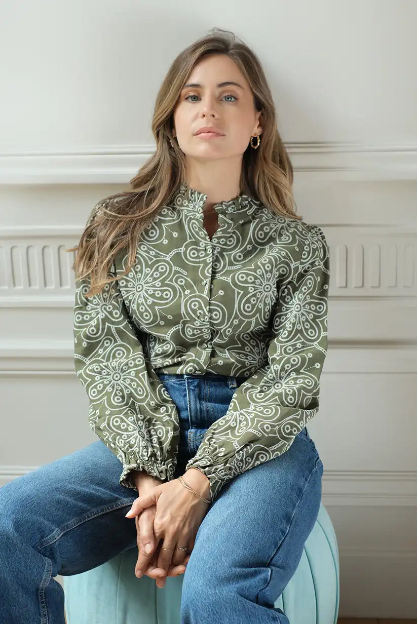 Camisa Verde Mujer con Bordados Florales y Cuello Mao Elegante
