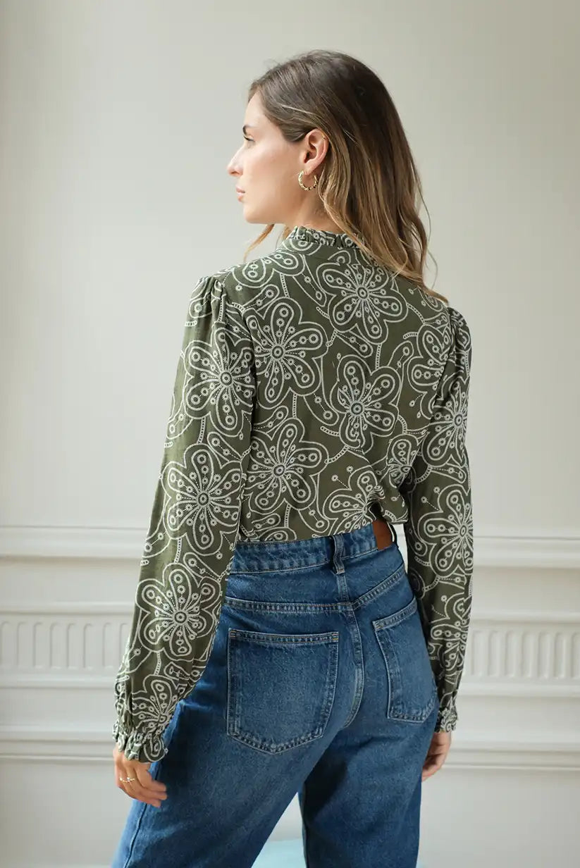 Camisa Verde Mujer con Bordados Florales y Cuello Mao Elegante