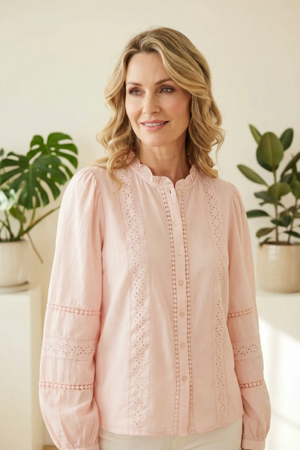 Camisa bordada calada de mujer en rosa pastel manga larga
