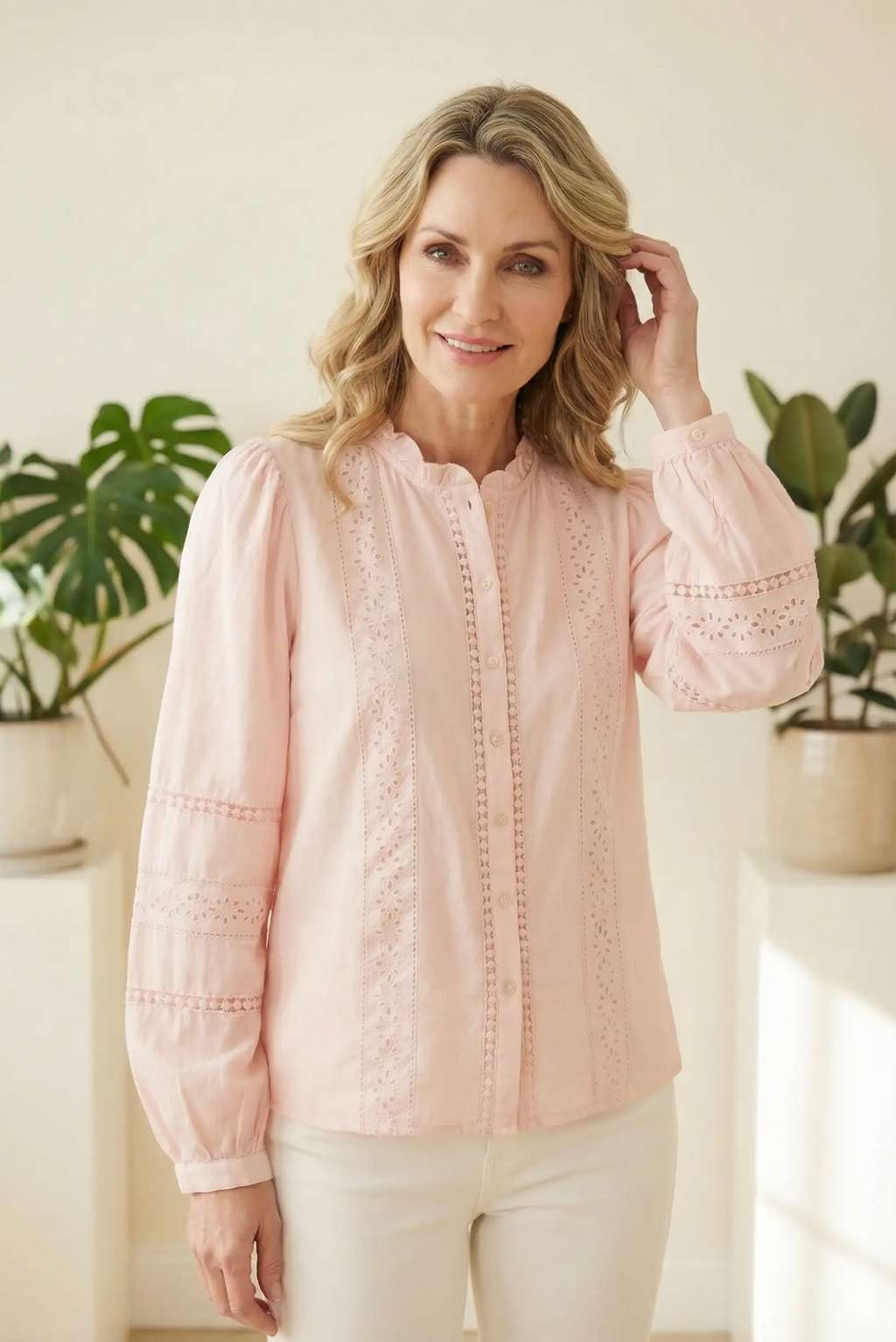 Camisa bordada calada de mujer en rosa pastel manga larga