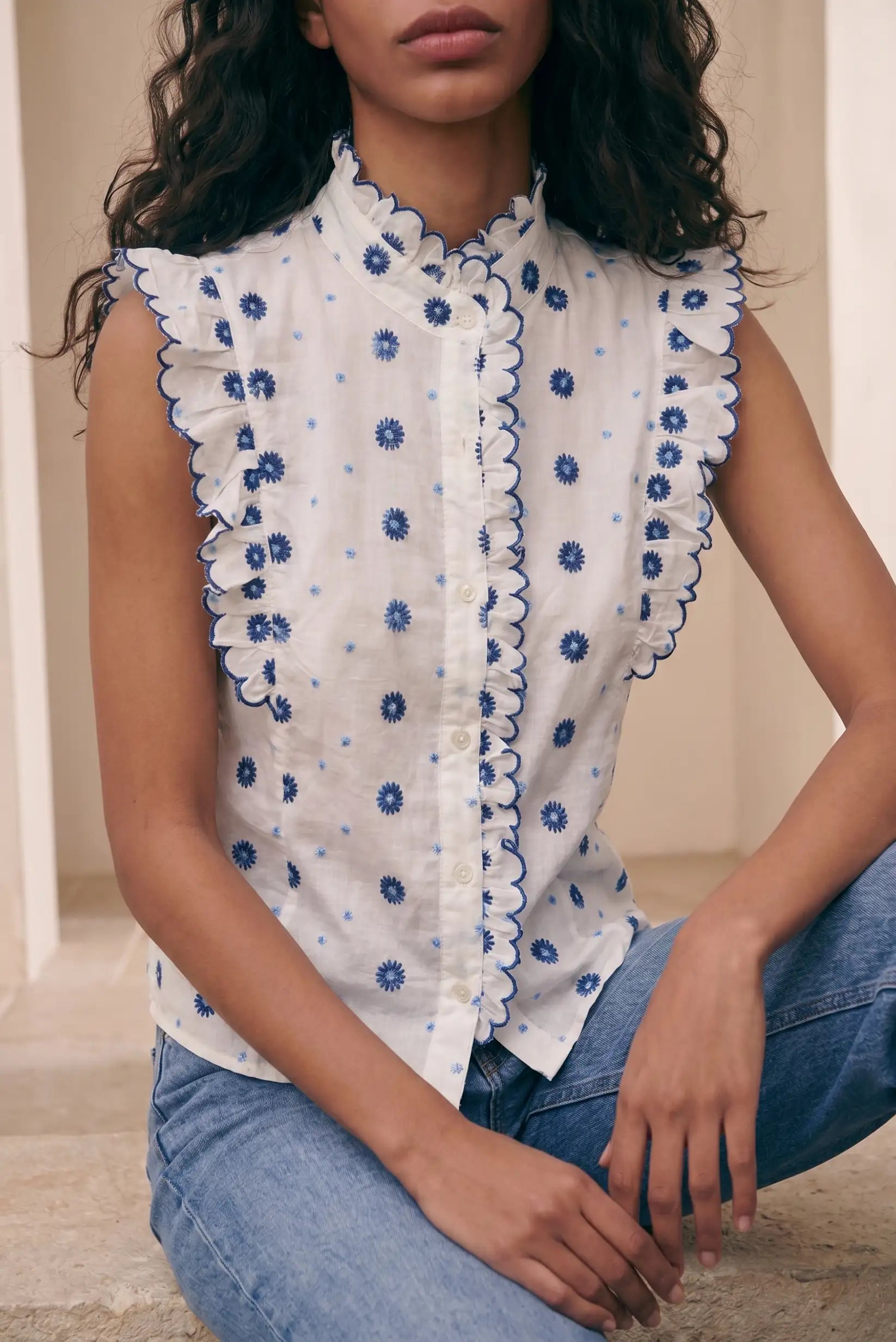 Blusa mujer blanca con bordados azul