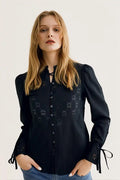 Camisa Negra Bordada Mujer con Lazos en Mangas Elegante y Versátil