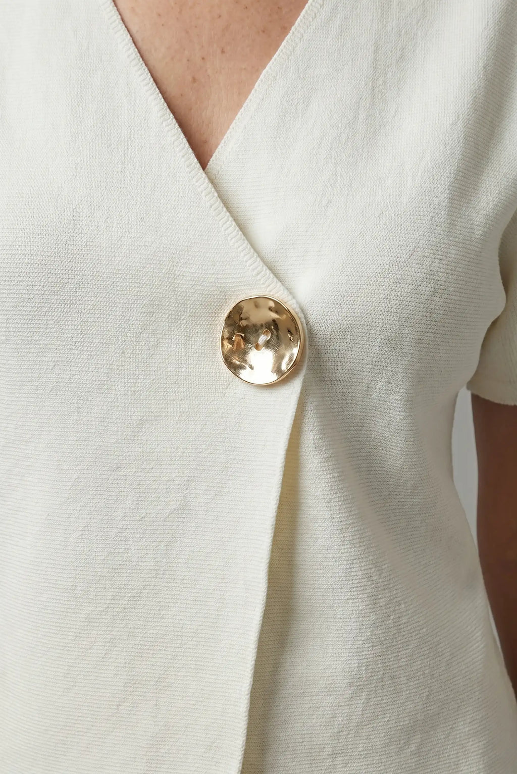 Top Beige Cruzado de Punto con Botón Dorado Elegante y Cómodo